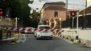 incidente cancello scalo auto incastrata passaggio livello