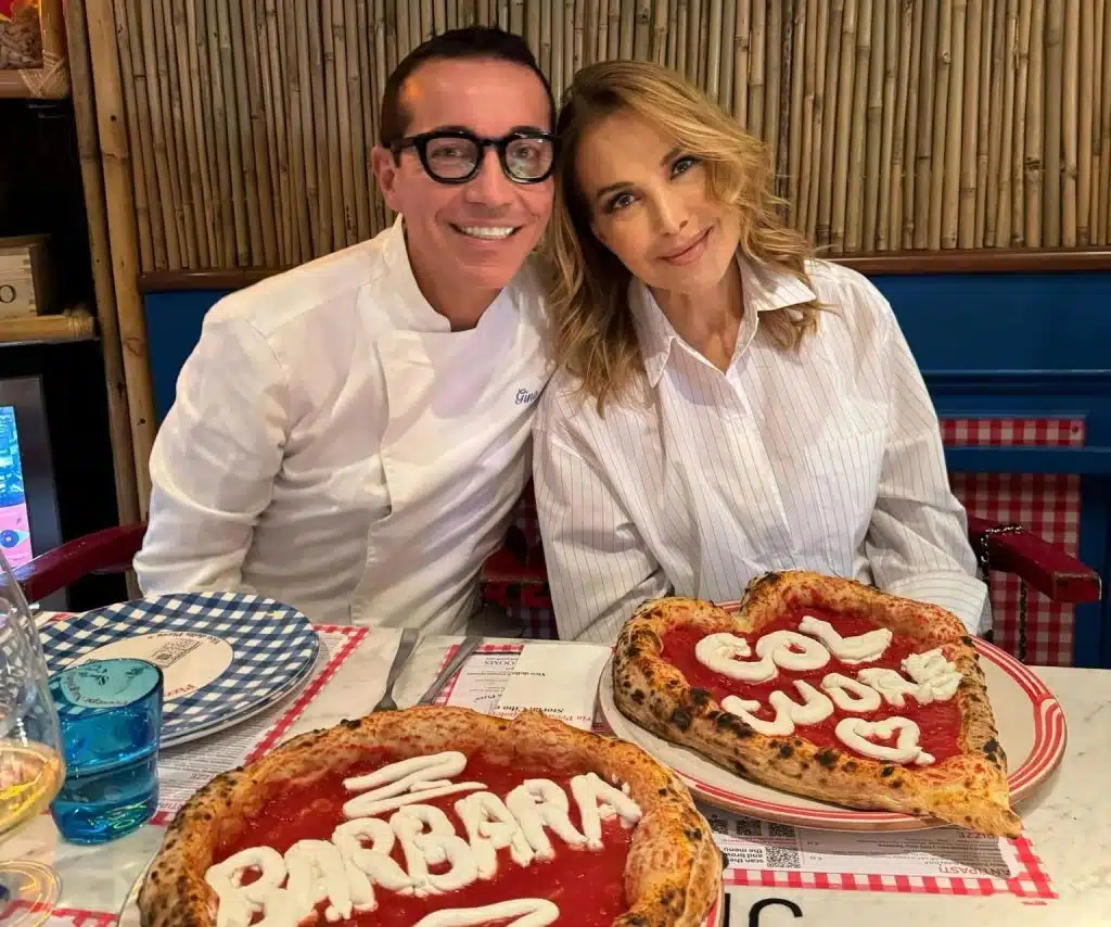 Barbara D'Urso a Napoli, la pizza con dedica di Sorbillo