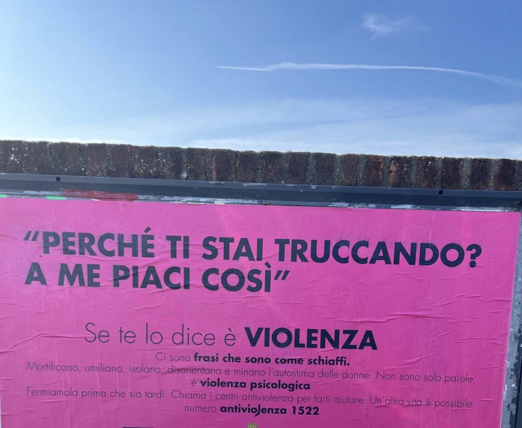 Campagna contro violenza donne polemica cartellone