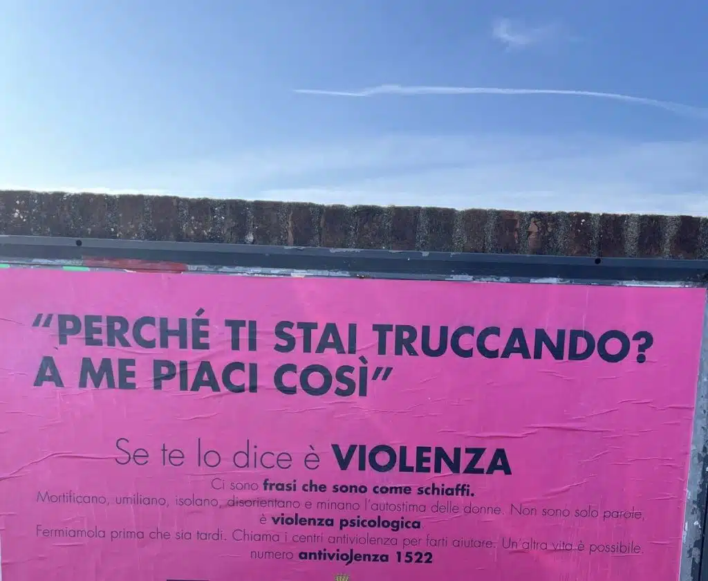 Campagna contro violenza donne polemica cartellone