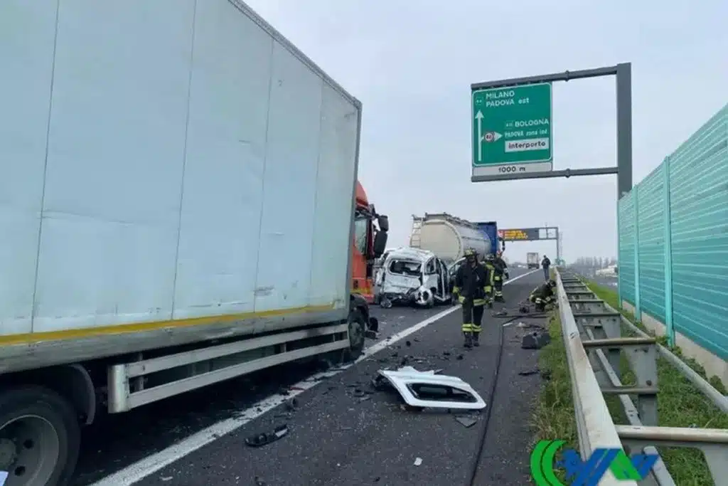 incidente padova a4 furgone schiacciato tir morta