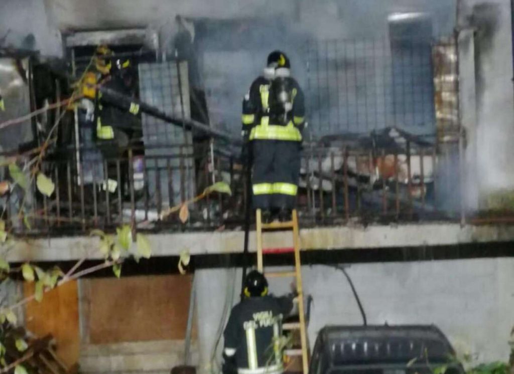 Sapri, incendio nella notte: pasticceria avvolta dalle fiamme