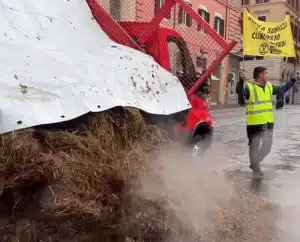 La protesta degli ambientalisti, letame davanti al ministero dell'Interno