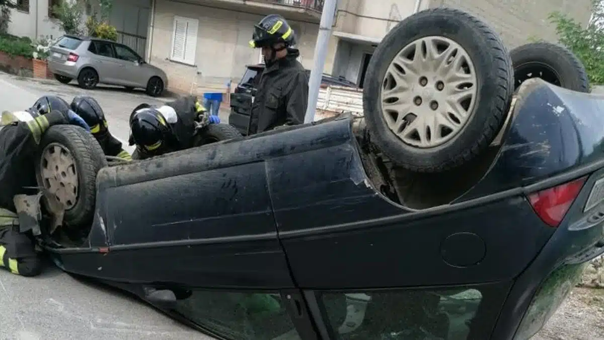 auto si ribalta avellino morto