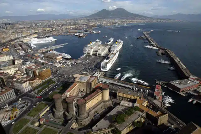 migranti nave porto napoli 5 novembre