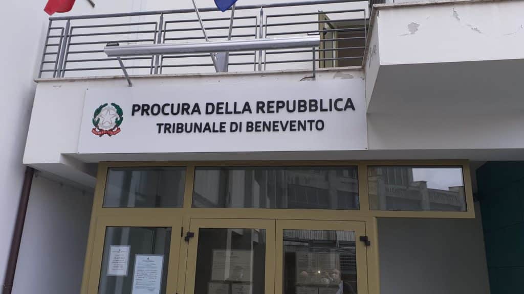 benevento violenza minaccia pubblico ufficiale divieto dimora