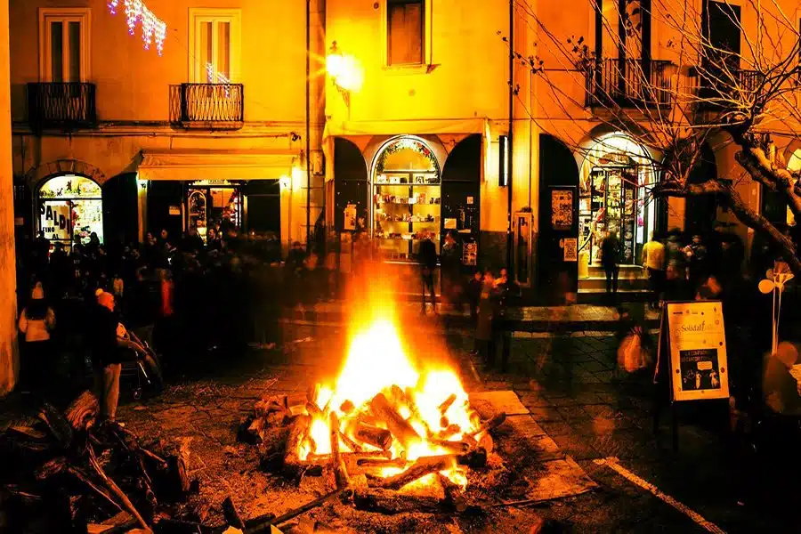 incendiato materiale falò immacolata salerno