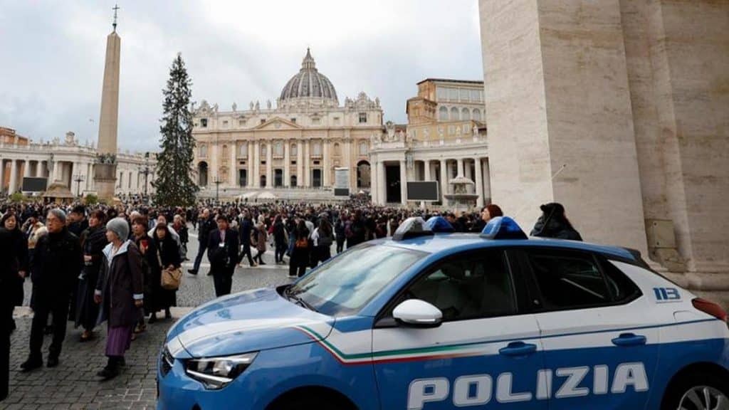 roma attivista protesta corteo papa fermata