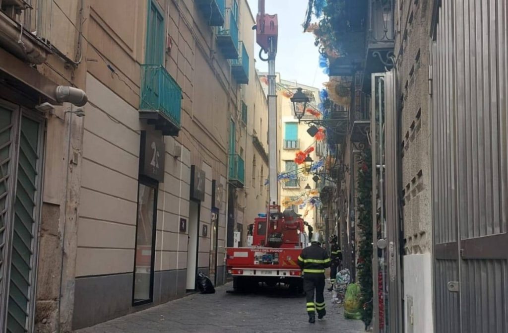 Salerno cadono calcinacci via Mercanti sottopasso