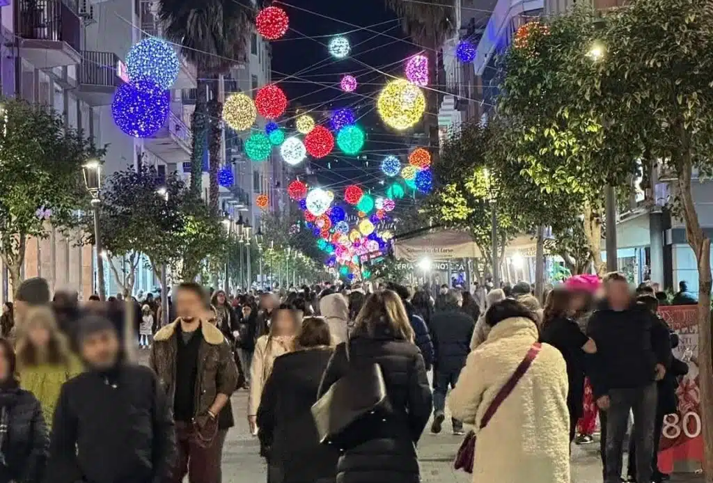 Salerno, la pioggia non ferma il pienone per Luci d'Artista