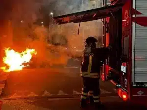 incendia auto moglie suocera giugliano arrestato