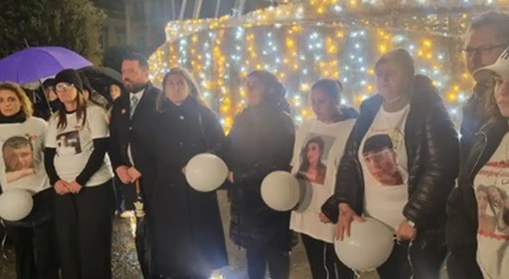 napoli manifestazione santo romano luci natale spente