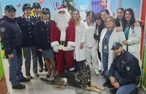 Salerno Polizia regali Natale bambini ospedale ruggi