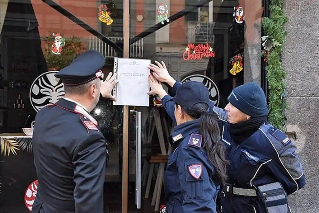 Salerno servivano alcol minorenni chiuso bar centro