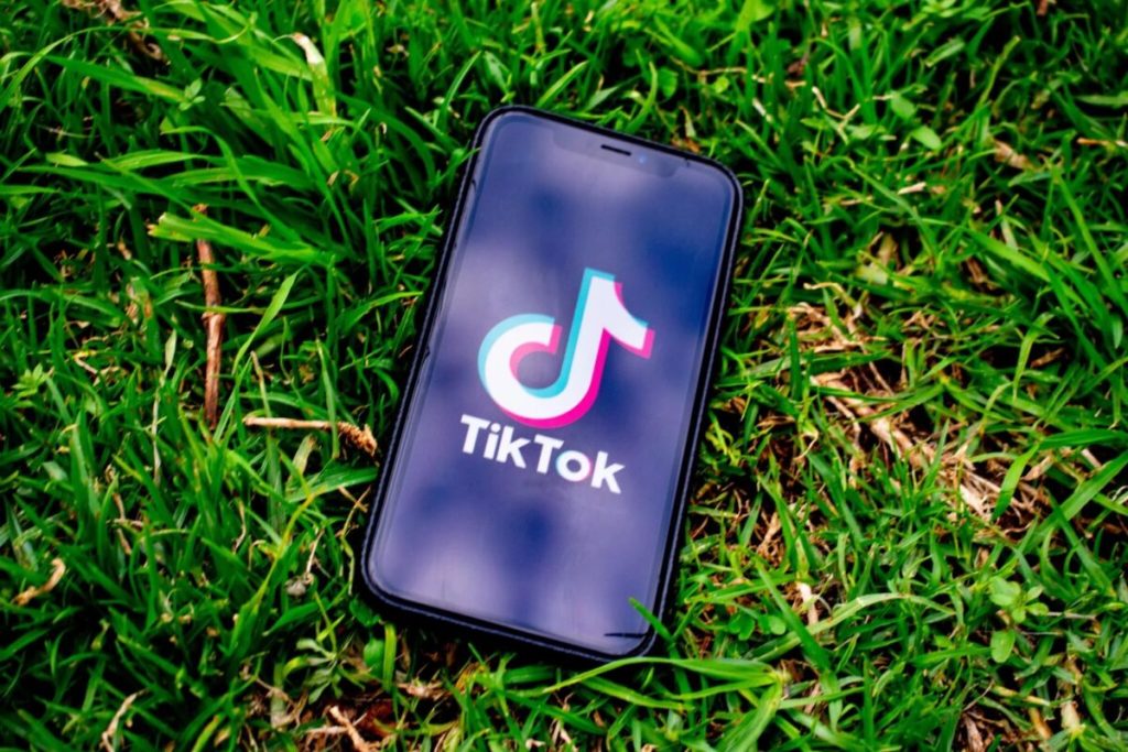 Viola domiciliari mostra TikTok arrestato napoli lettere