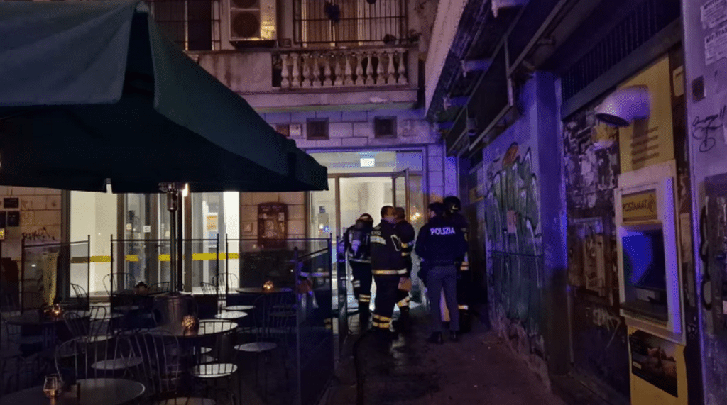 incendio poste napoli oggi 16 dicembre