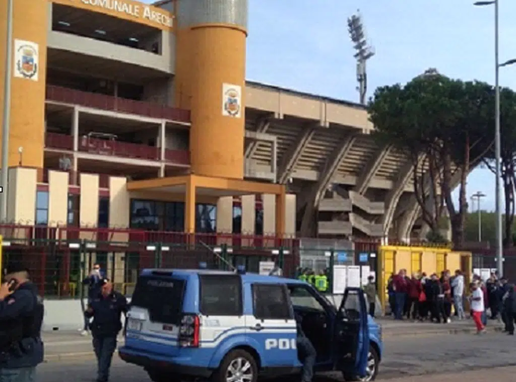 petardi fumogeni stadio arechi daspo tifosi salernitana