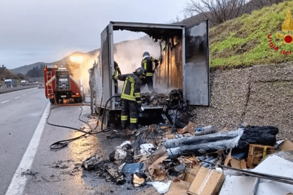 Incendio autocarro Monteforte Irpino