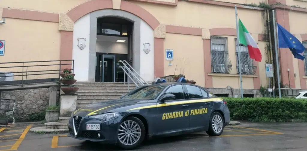 articoli natalizi contraffatti sequestrato opificio Pagani