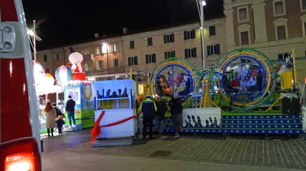 Ancona ragazza sbalzata giostra luna park