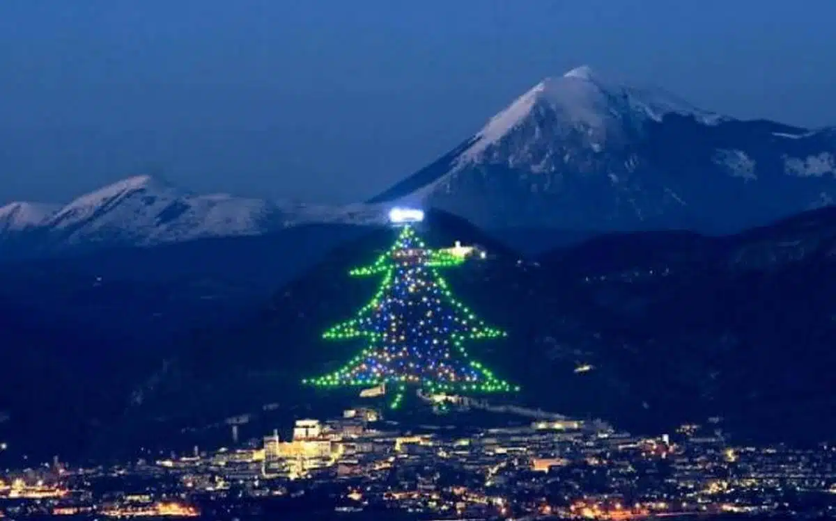 Gubbio, acceso l’albero di Natale più grande del mondo