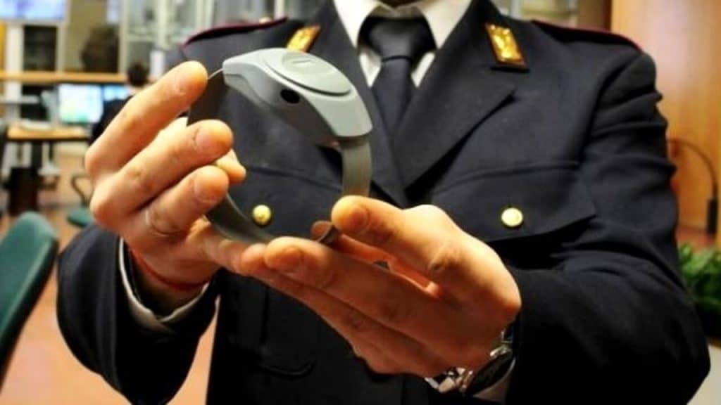 perseguita moglie prato braccialetto elettronico ispettore polizia