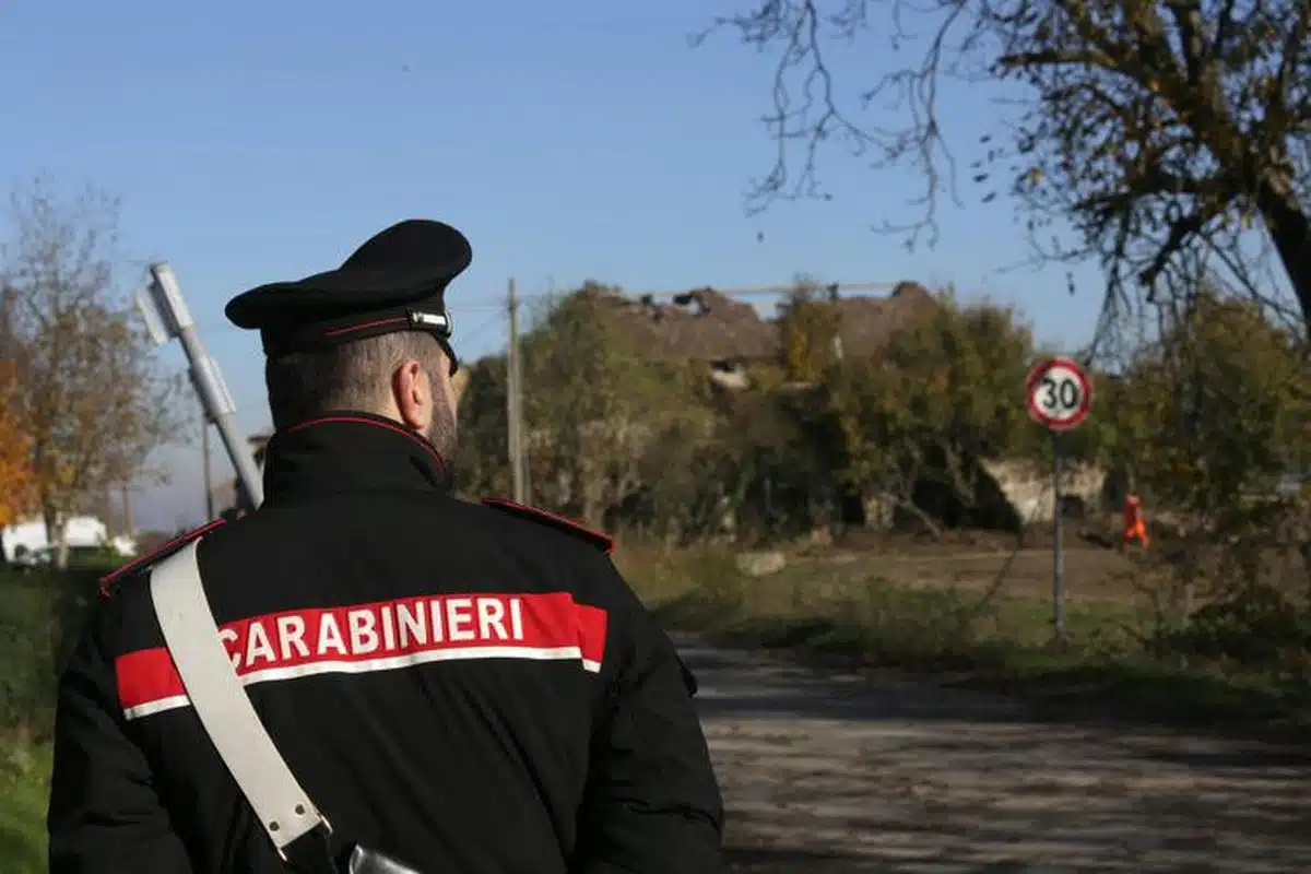 parma carabiniere aggredito ascia piccone