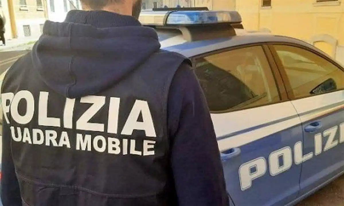 Furti in negozi e supermercati di Salerno, arrestati padre e figlio