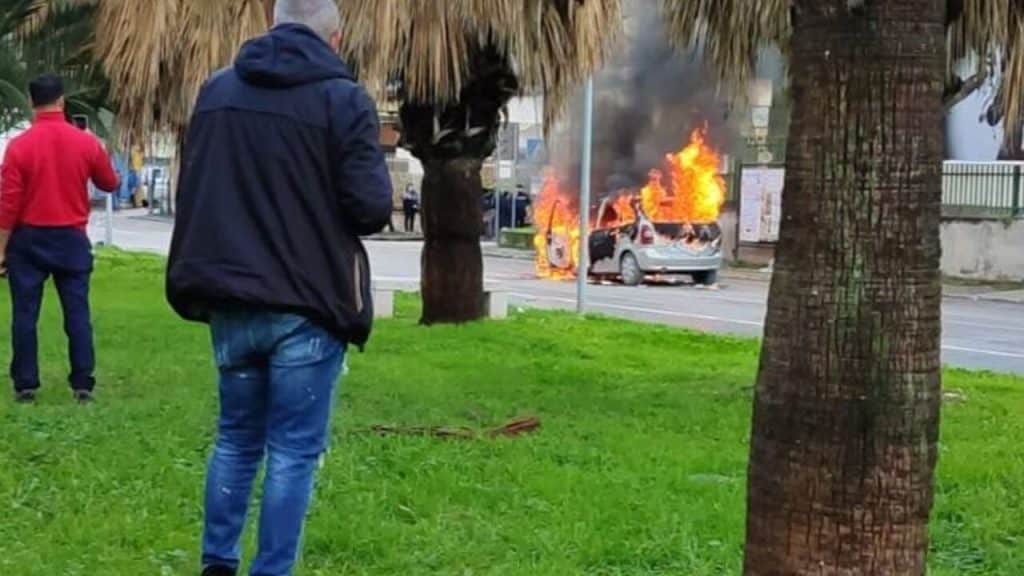 incendio auto orta atella oggi 11 dicembre