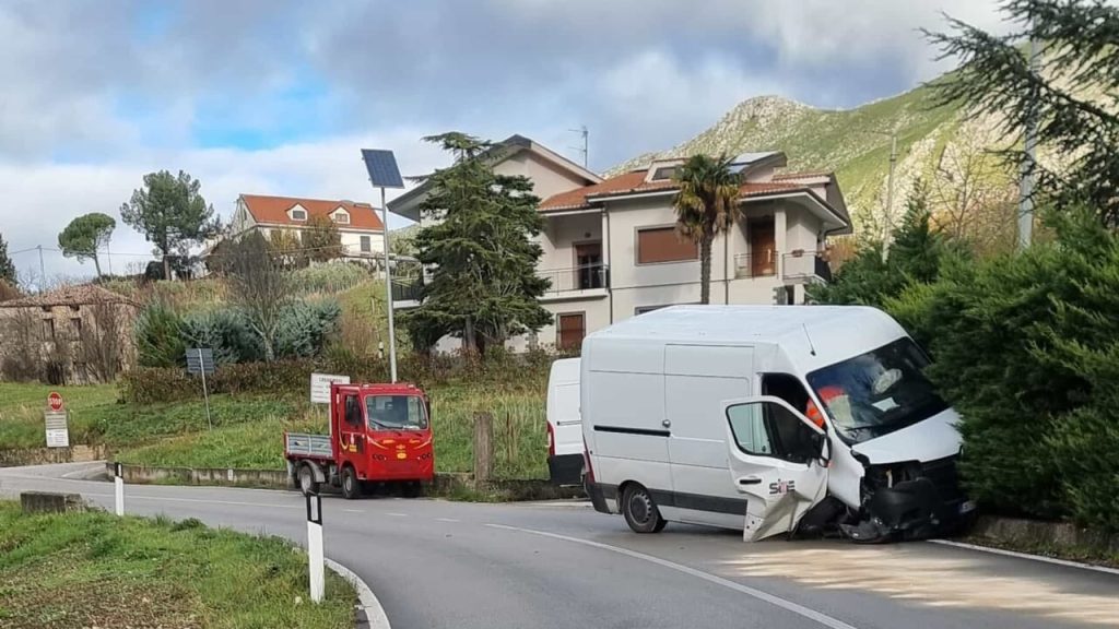 incidente caggiano furgone perde olio oggi 10 dicembre