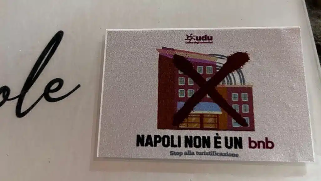 adesivi protesta contro turismo napoli