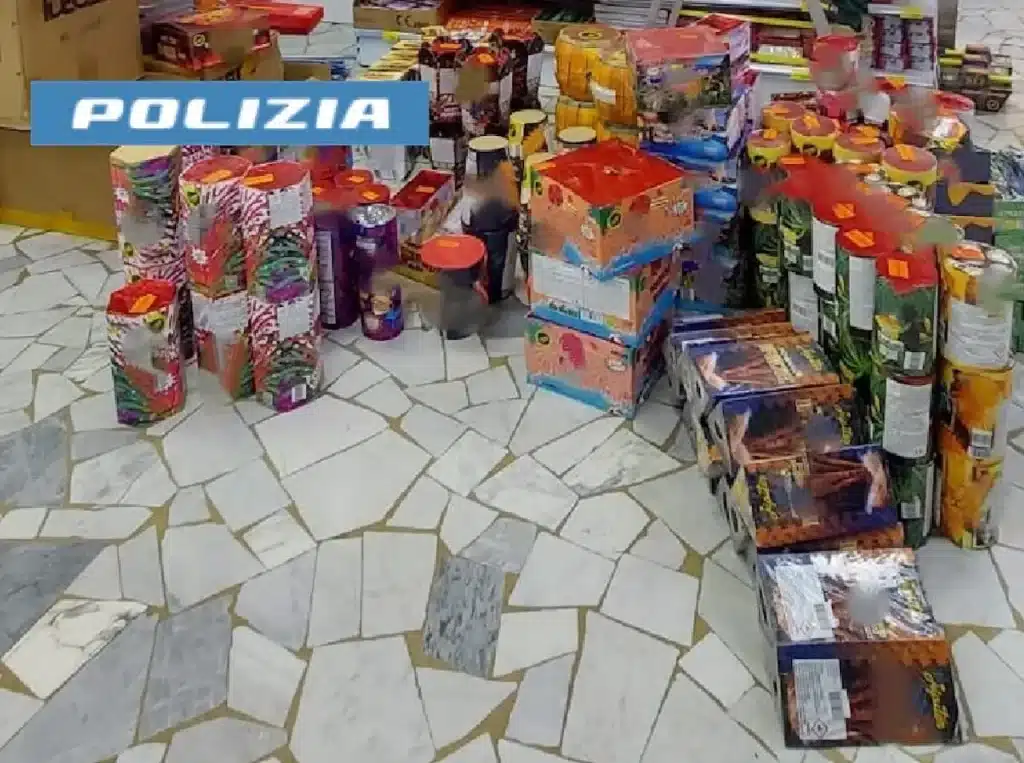 portici sequestro fuochi artificio illegali 24 dicembre