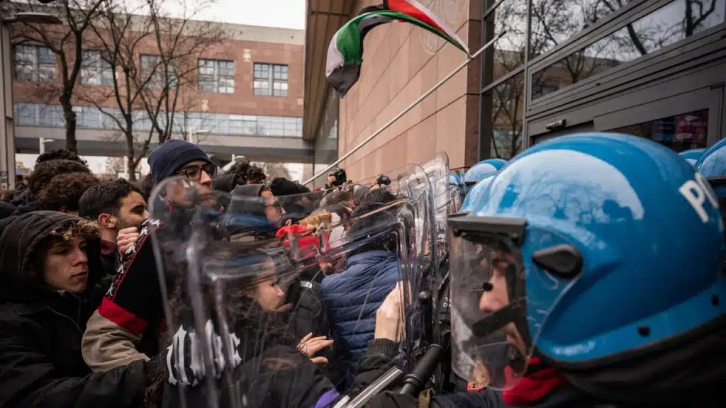 torino scontri studenti agenti polizia 13 dicembre