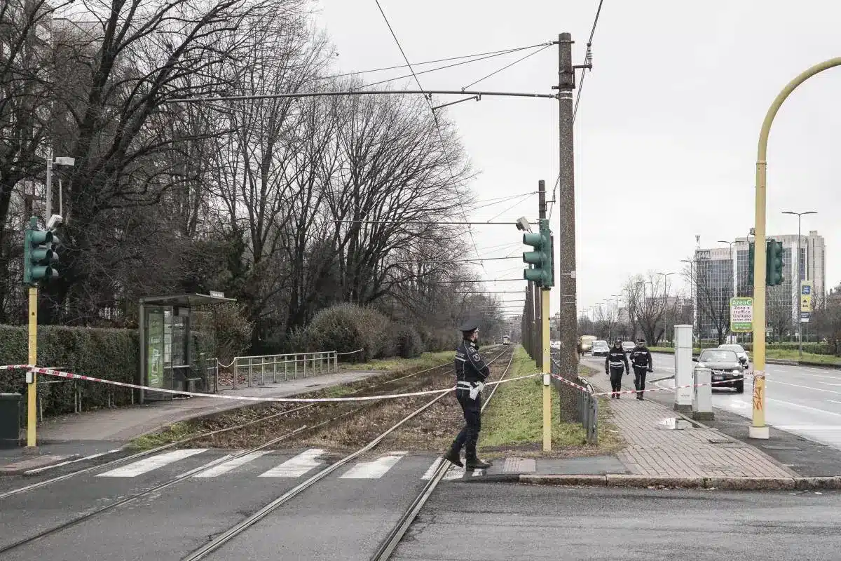 milano morto binari tram arti mutilati