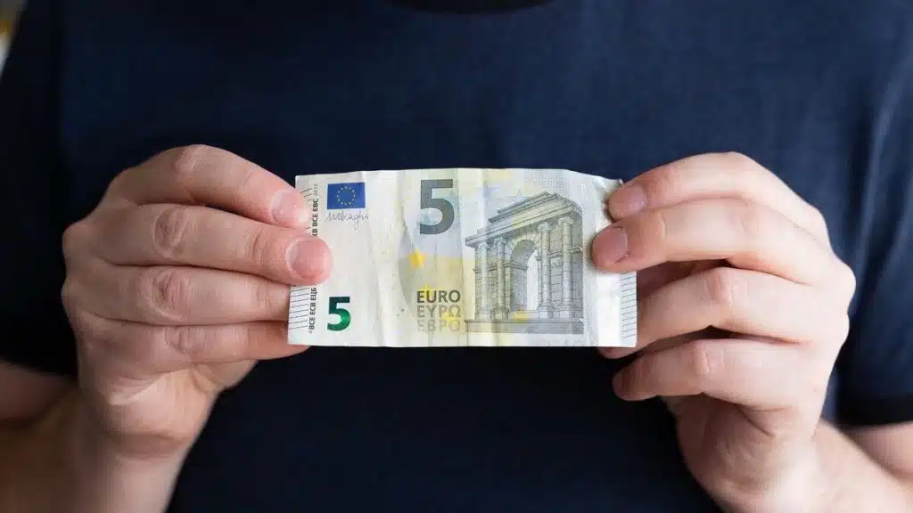 stipendi salario minimo 5 euro ora italia