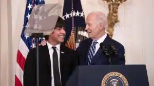 joe biden canta buon compleanno dimentica nome