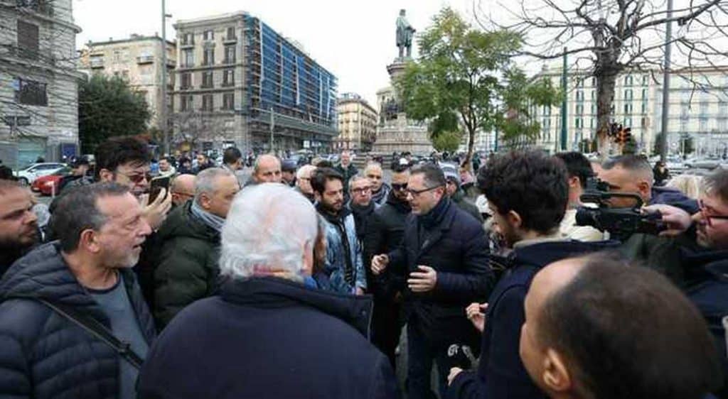 napoli poliziotti carabinieri aggrediti manifestazione borrelli