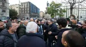 napoli poliziotti carabinieri aggrediti manifestazione borrelli