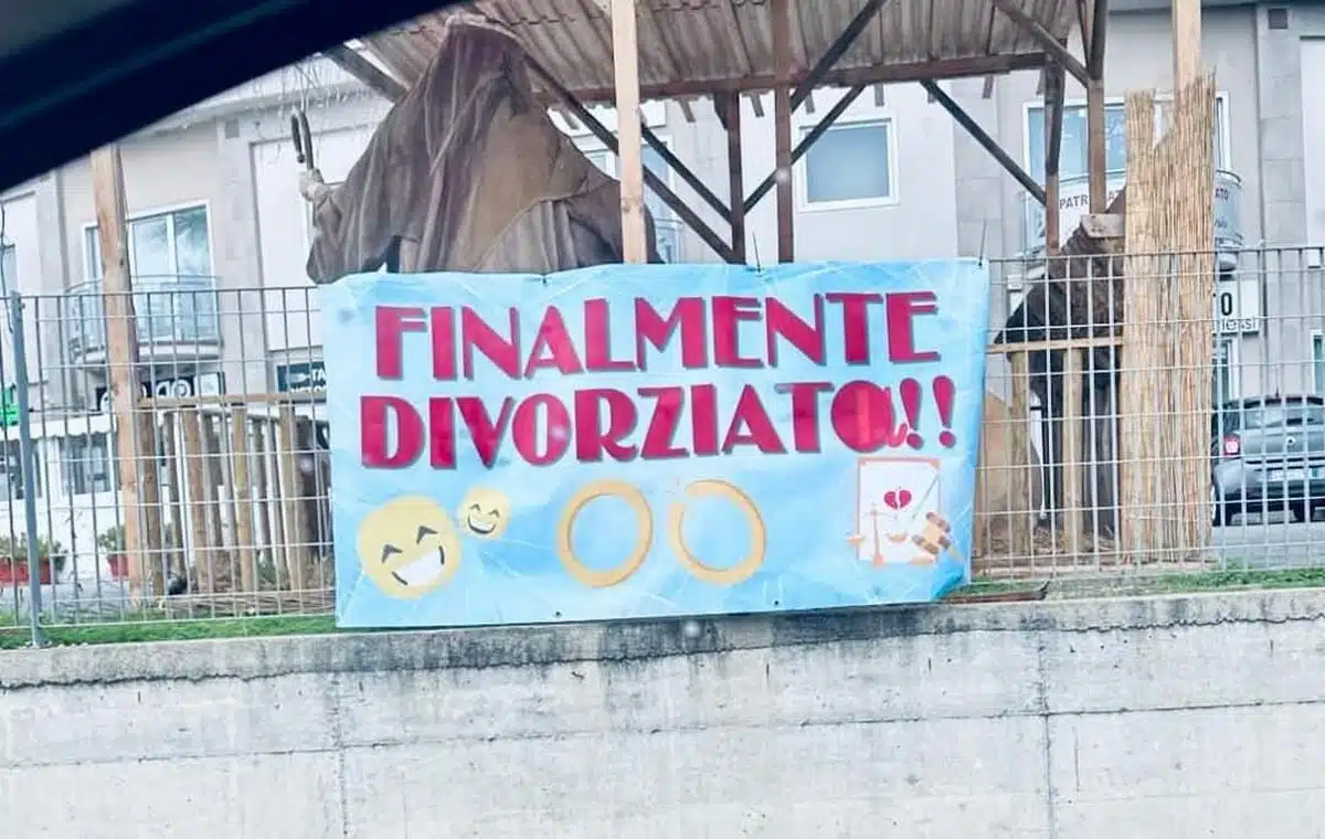 striscione divorziato agropoli ironia social 18 gennaio