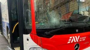 incidente napoli pedone investito autobus