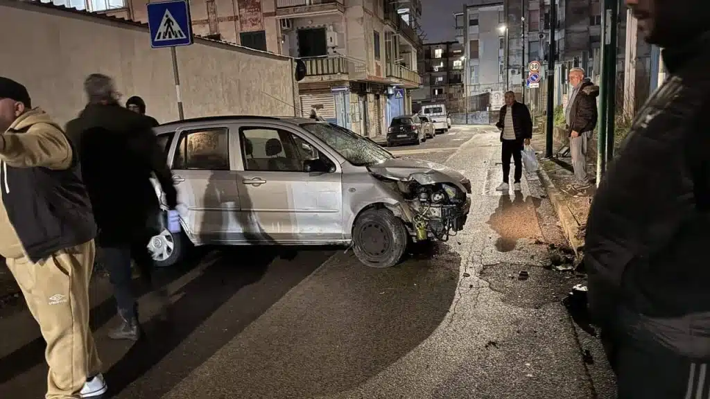 napoli incidente auto contro palo luce 20 gennaio