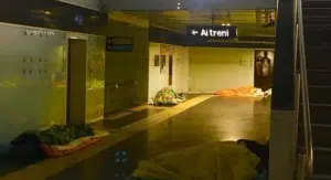 napoli senzatetto aperta stazione metro 