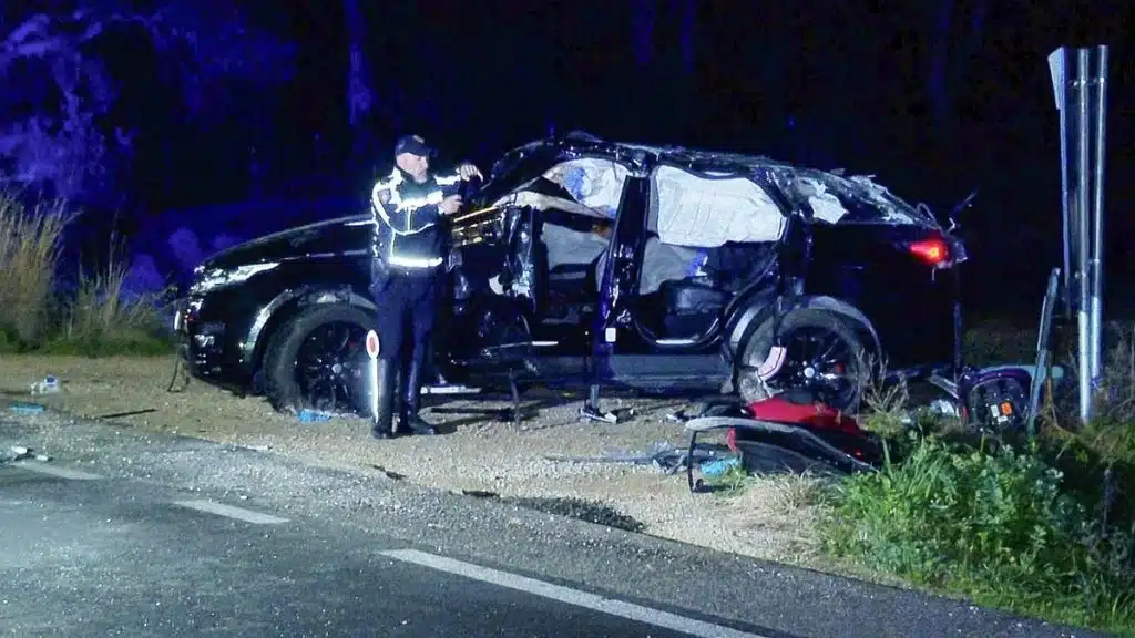 Latina, auto fuori strada