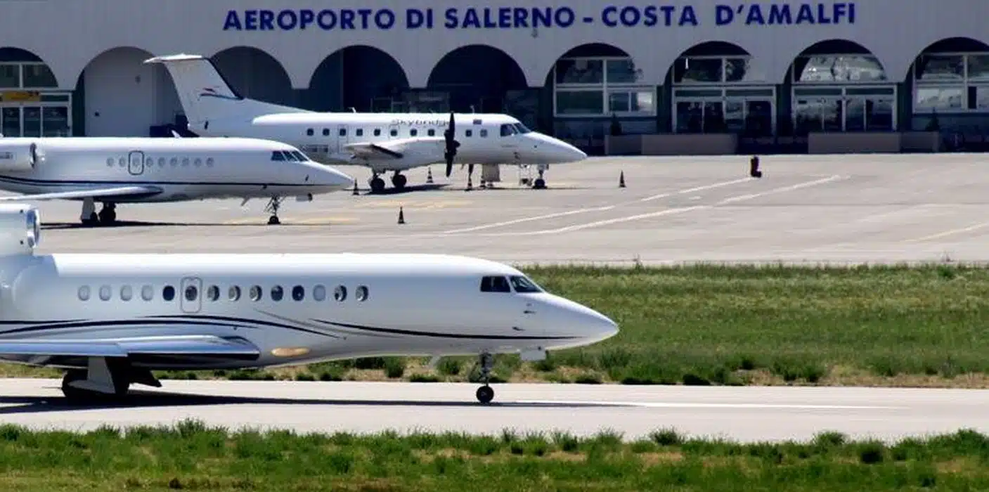 aereo dirottato maltempo aeroporto salerno