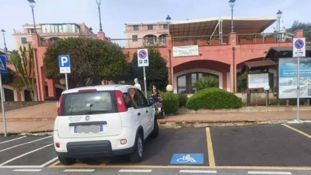 Marina Camerota auto Asl parcheggiata disabili