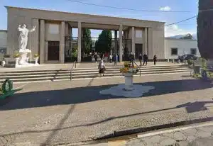 castellammare stabia donna chiusa cimitero