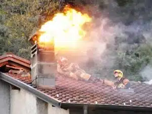 Battipaglia incendio casa camino famiglie evacuate