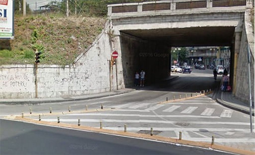 salerno-pericolo-costante-per-i-pedoni-caos-e-sosta-selvaggia-in-via-mobilio