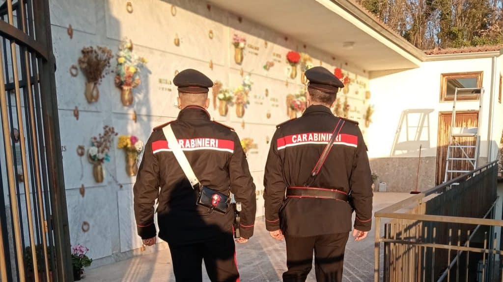 Castelvetere sul Calore, profanate cappelle funebri al cimitero: due denunce