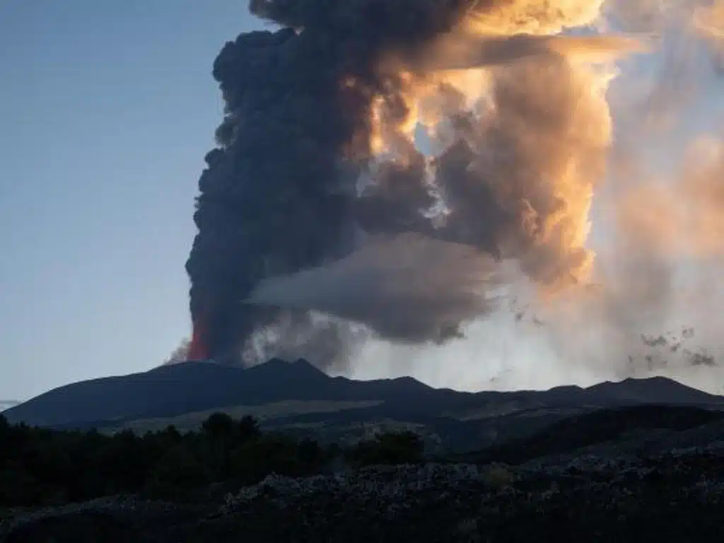 eruzione etna voli sospesi catania cosa sta succedendo